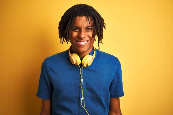 Afro Amerikai Férfi Raszta Fejhallgatóval Izolált Sárga Háttérrel Boldog Hűvös — Stock Fotó