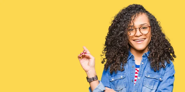 Joven Hermosa Mujer Con Pelo Rizado Con Gafas Con Una —  Fotos de Stock