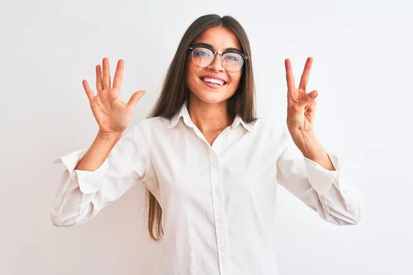 Junge Schöne Geschäftsfrau Mit Brille Steht Über Isoliertem Weißem Hintergrund — Stockfoto