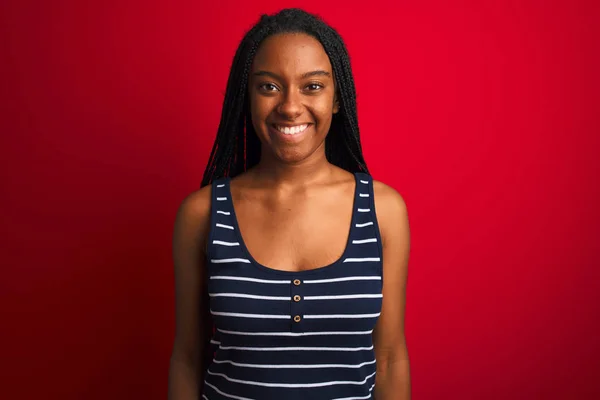 Jonge Afro Amerikaanse Vrouw Met Gestreept Shirt Geïsoleerde Rode Achtergrond — Stockfoto