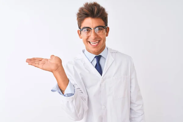 Jovem Cientista Bonito Vestindo Óculos Casaco Sobre Fundo Branco Isolado — Fotografia de Stock