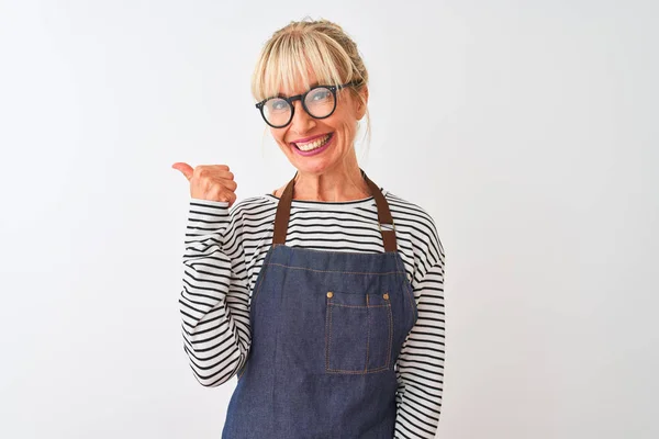 Mujer Chef Mediana Edad Con Delantal Gafas Sobre Fondo Blanco —  Fotos de Stock