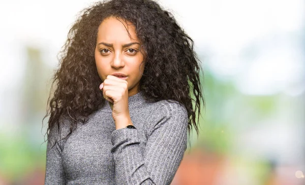 Menina Bonita Nova Com Cabelo Encaracolado Sensação Mal Estar Tosse — Fotografia de Stock