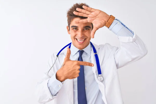 Młody Przystojny Lekarz Noszący Stetoskop Odizolowanym Białym Tle Uśmiechający Się — Zdjęcie stockowe