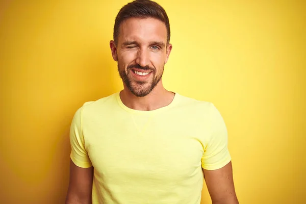 Giovane Bell Uomo Indossa Casual Giallo Shirt Sfondo Giallo Isolato — Foto Stock