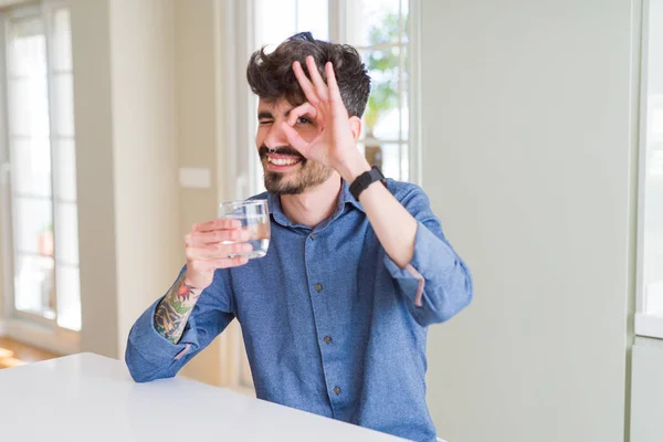 Jongeman Die Een Vers Glas Water Drinkt Met Een Vrolijk — Stockfoto