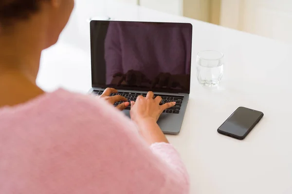 Nahaufnahme Einer Jungen Frau Beim Tippen Mit Dem Laptop — Stockfoto