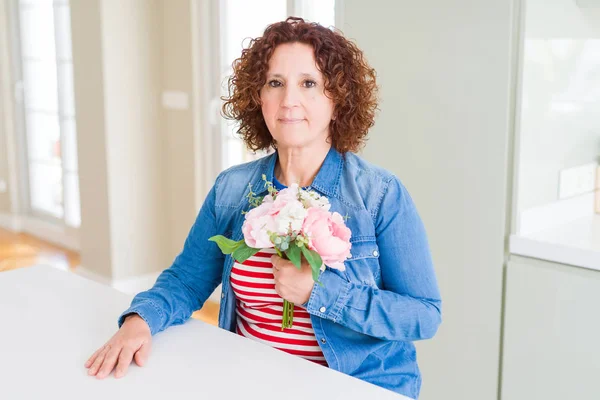 Mujer Mayor Sosteniendo Bouquet Beautiul Flores Color Rosa Con Una —  Fotos de Stock