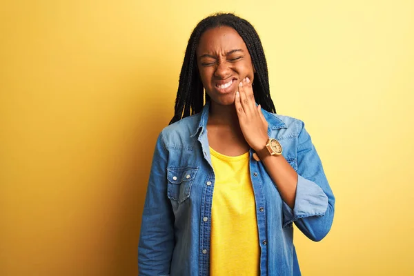 Молода Афроамериканська Жінка Одягнена Джинсову Сорочку Стоїть Над Ізольованим Жовтим — стокове фото