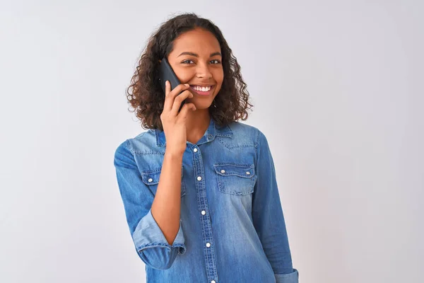 Mujer Brasileña Joven Hablando Teléfono Inteligente Pie Sobre Fondo Blanco —  Fotos de Stock