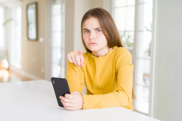 Menina Bonita Criança Enviando Uma Mensagem Usando Smartphone Apontando Com — Fotografia de Stock