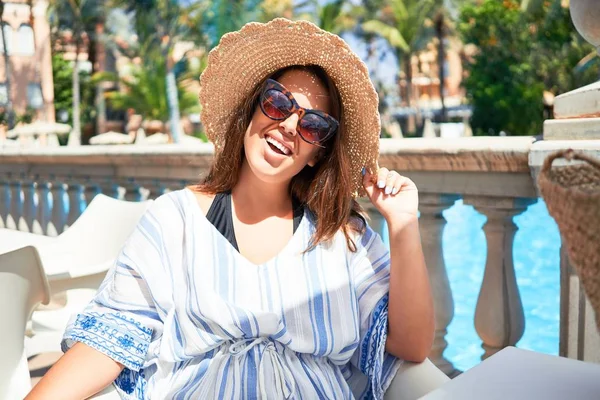 Yaz Tatilinde Otel Tatil Beldesinde Havuzda Oturan Güzel Bir Kadın — Stok fotoğraf