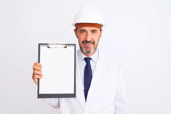 Ingeniero Senior Con Casco Seguridad Sujetando Portapapeles Sobre Fondo Blanco — Foto de Stock