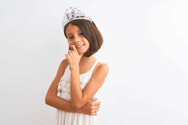 Schönes Kindermädchen Mit Prinzessinnenkrone Das Vor Isoliertem Weißem Hintergrund Steht — Stockfoto