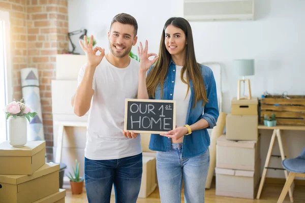 Jong Mooi Paar Houden Schoolbord Met Onze Eerste Home Tekst — Stockfoto