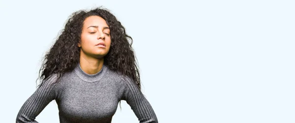 Junge Schöne Mädchen Mit Lockigem Haar Mit Der Hand Auf — Stockfoto