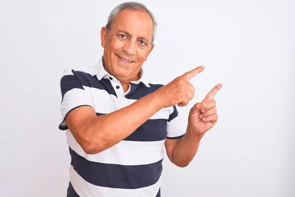 Hombre Mayor Pelo Gris Con Polo Rayas Casual Parado Sobre —  Fotos de Stock