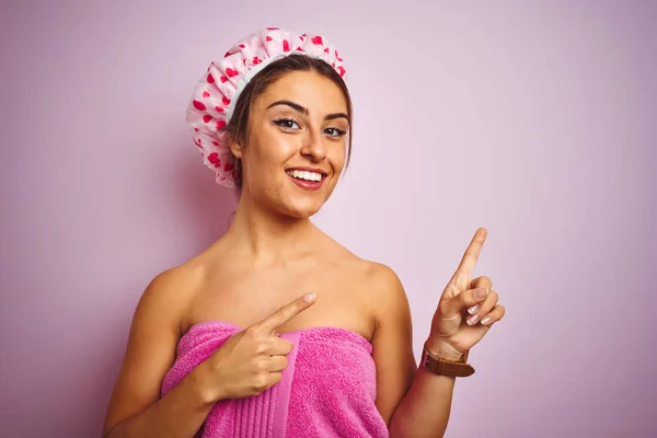 Jovem Mulher Bonita Vestindo Toalha Touca Banho Sobre Fundo Rosa — Fotografia de Stock