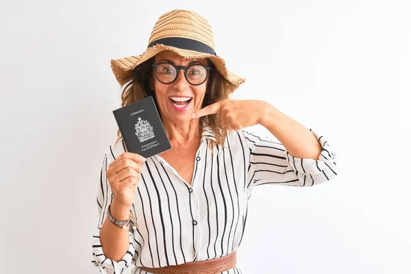 Senior Turista Mujer Con Pasaporte Canadiense Canadá Sobre Aislado Fondo —  Fotos de Stock
