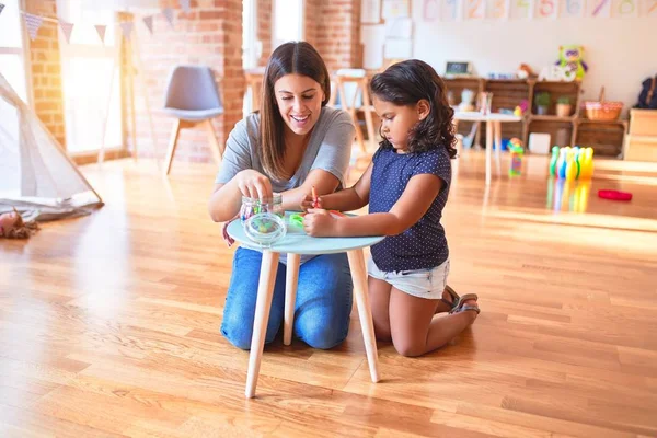 Bella Insegnante Bambino Ragazza Disegno Disegnare Utilizzando Bordo Digitale Alla — Foto Stock