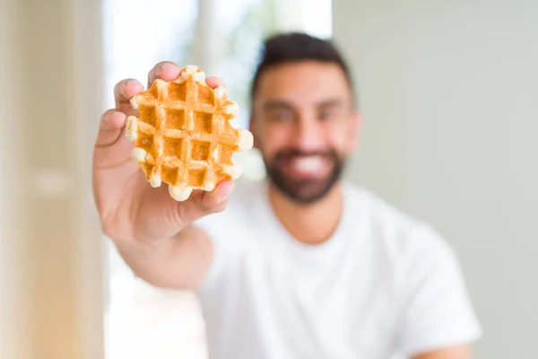 Beau Hispanique Mangeant Pâte Gaufres Belges Sucrée Avec Visage Heureux — Photo