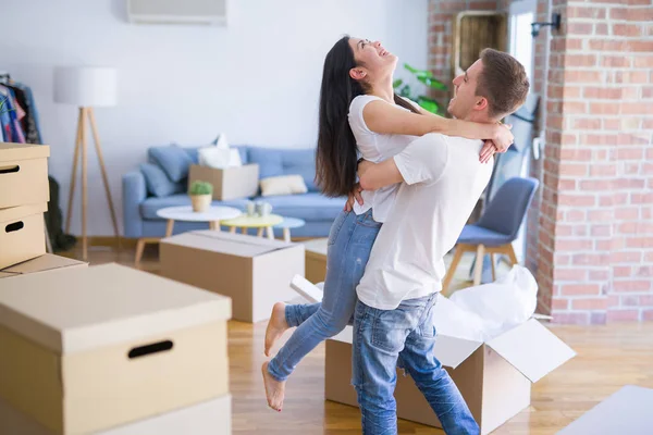 Jong Mooi Paar Knuffelen Bij Nieuw Huis Rond Kartonnen Dozen — Stockfoto