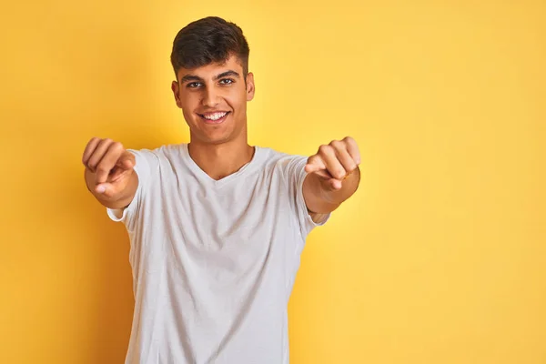 穿着白色T恤的印度年轻人站在孤立的黄色背景上 用手指指着你和相机 面带微笑 面带微笑 面带微笑 — 图库照片