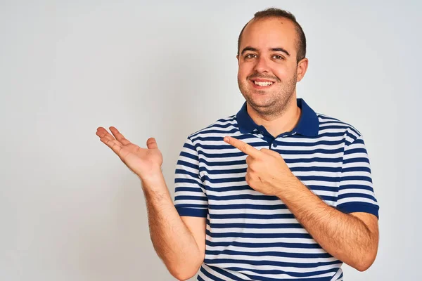 Jeune Homme Portant Occasionnel Polo Rayé Debout Sur Fond Blanc — Photo