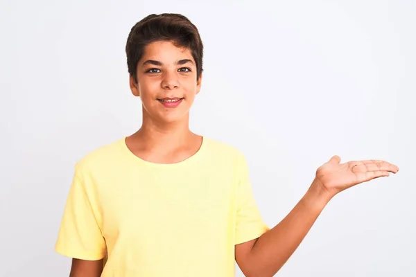 Bonito Adolescente Menino Sobre Fundo Isolado Branco Sorrindo Alegre Apresentando — Fotografia de Stock