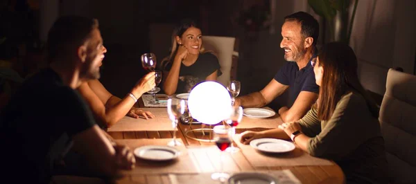Vacker Familj Middag Pratar Och Ler Mot Terrassen — Stockfoto
