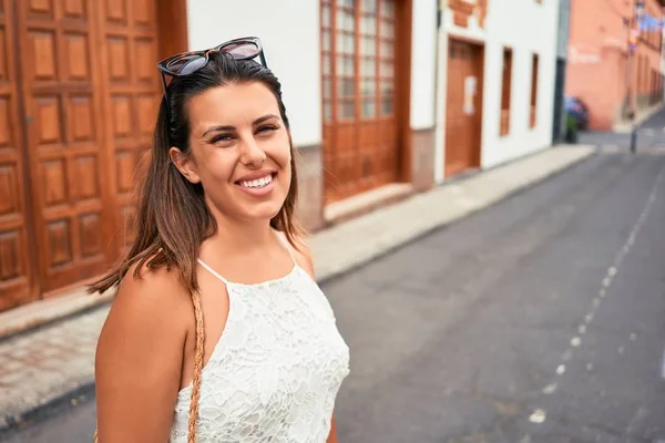 Młoda Piękna Kobieta Uśmiechnięta Szczęśliwa Spacerując Ulicami Miasta Słoneczny Dzień — Zdjęcie stockowe