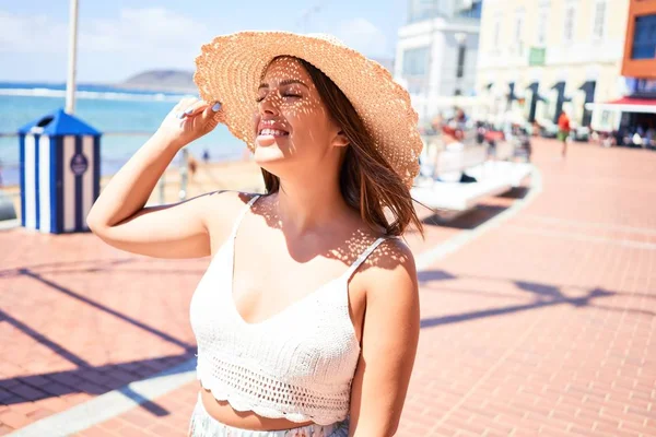 Mulher Bonita Andando Calçadão Praia Desfrutando Vista Mar Sorrindo Feliz — Fotografia de Stock