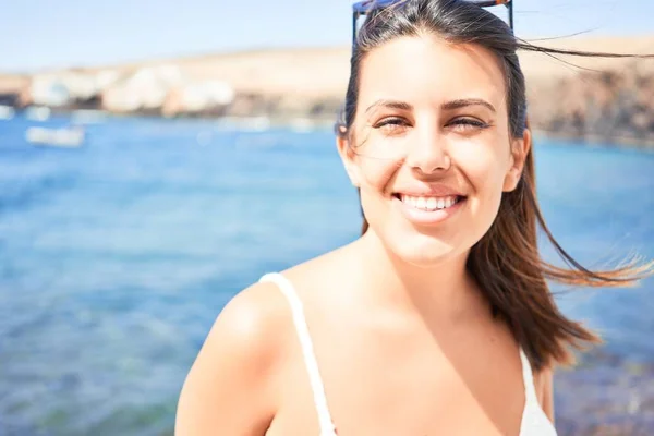 Hermosa Mujer Joven Caminando Paseo Marítimo Disfrutando Vista Mar Sonriendo —  Fotos de Stock