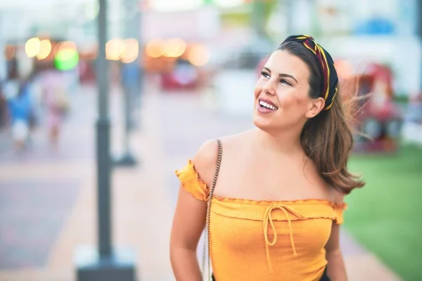 Joven Chica Hermosa Sonriendo Feliz Segura Caminar Calle Ciudad Pie —  Fotos de Stock