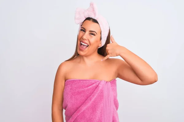 Mulher Bonita Usando Toalha Banho Rosa Cabeceira Beleza Sobre Fundo — Fotografia de Stock