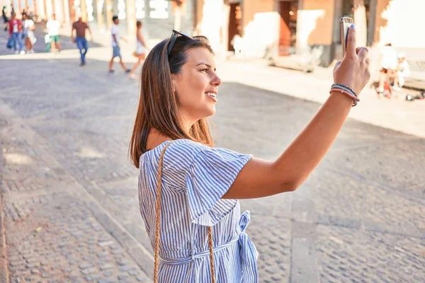 Jovem Mulher Bonita Aldeia Romática Andando Rua Cidade Tirando Selfie — Fotografia de Stock