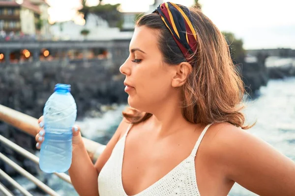 Beautiful Young Woman Walking Beach Promenade Enjoying Ocean View Drinking — ストック写真