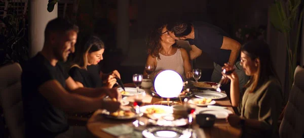 Linda Família Jantar Conversando Sorrindo Terraço — Fotografia de Stock