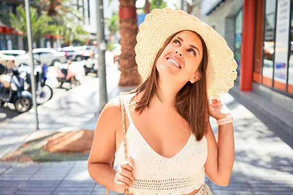 Giovane Bella Donna Sorridente Felice Camminando Strade Della Città Una — Foto Stock