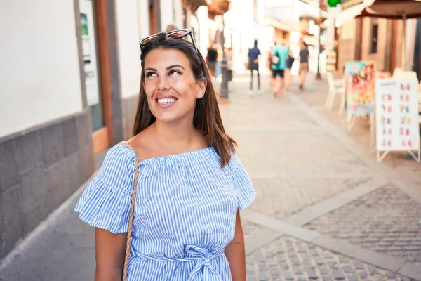 Joven Hermosa Mujer Pueblo Romántico Caminando Por Calle Ciudad Día —  Fotos de Stock