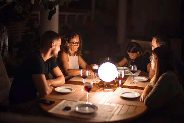아름다운 가족들 식사중 테라스에서 대화하며 있습니다 — 스톡 사진