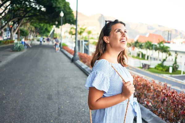 Jonge Mooie Vrouw Glimlachen Gelukkig Wandelen Stad Straten Een Zonnige — Stockfoto