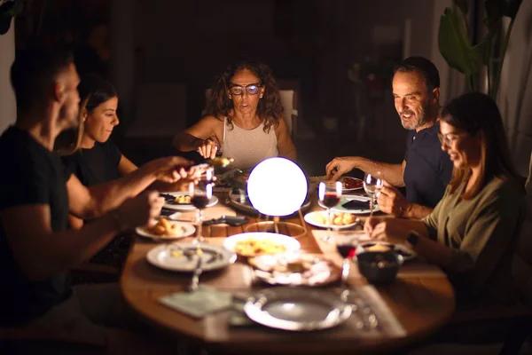 아름다운 가족들 식사중 테라스에서 대화하며 있습니다 — 스톡 사진