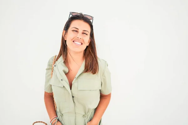 Hermosa Chica Apoyada Pared Blanca Joven Mujer Amigable Sonriendo Feliz —  Fotos de Stock