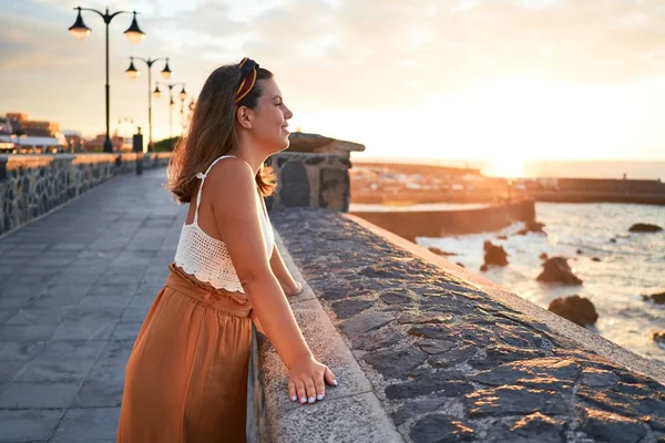 Mooie Jonge Vrouw Wandelen Strand Promenade Genieten Van Uitzicht Oceaan — Stockfoto