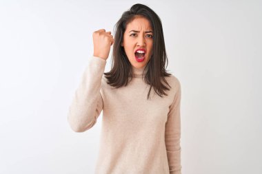 Güzel, balıkçı yaka kazak giyen Çinli bir kadın öfkeli ve öfkeli bir şekilde arka planda dikilip öfkeyle bağırıyor. Öfke ve agresif kavram.