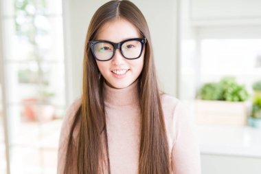 Gözlüklü mutlu ve güzel bir gülümseme ile yüzünde güzel Asyalı kadın. Şanslı kişi.