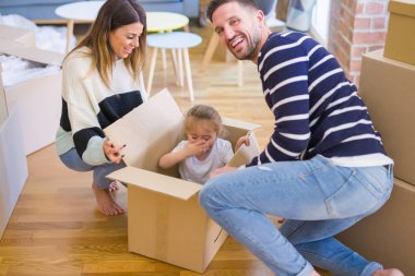 Güzel famiily, yeni evde karton fanny kutusu sürme ailesi ile oynayan çocuk
