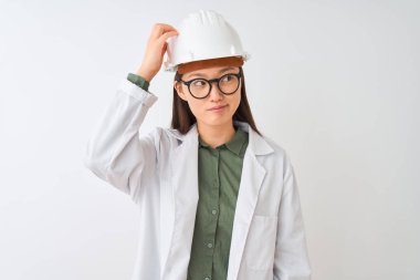 Genç Çinli mühendis kadın izole edilmiş beyaz arka plan için gözlük takıyor ve soru sormayı merak ediyor. Şüpheyle kararsız, kafa kafaya düşünerek. Düşünceli kavram.