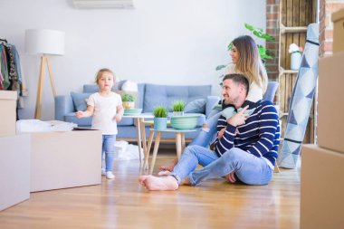 Güzel bir aile yeni evinde